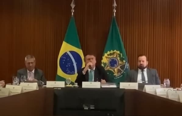 Em vídeo de reunião com ministros, Bolsonaro comenta sobre preocupação com atos antidemocráticos: "Vou descer da rampa preso"
