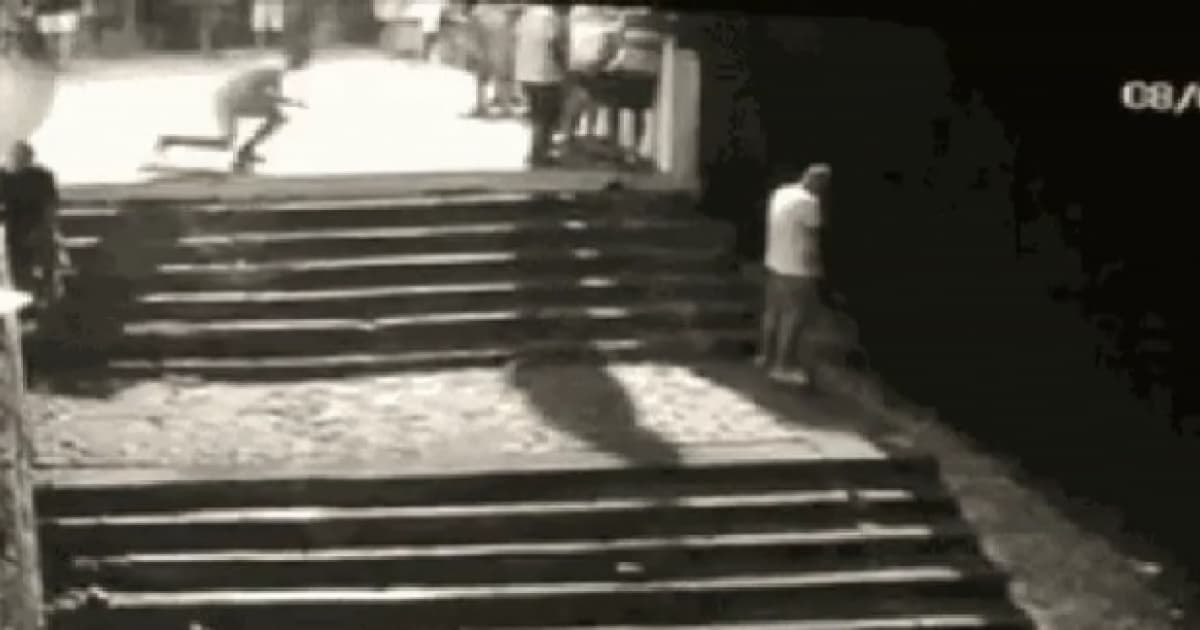 Viralizou: Homem que fazia xixi na margem de escada cai de altura de 4m ao ser derrubado por outro