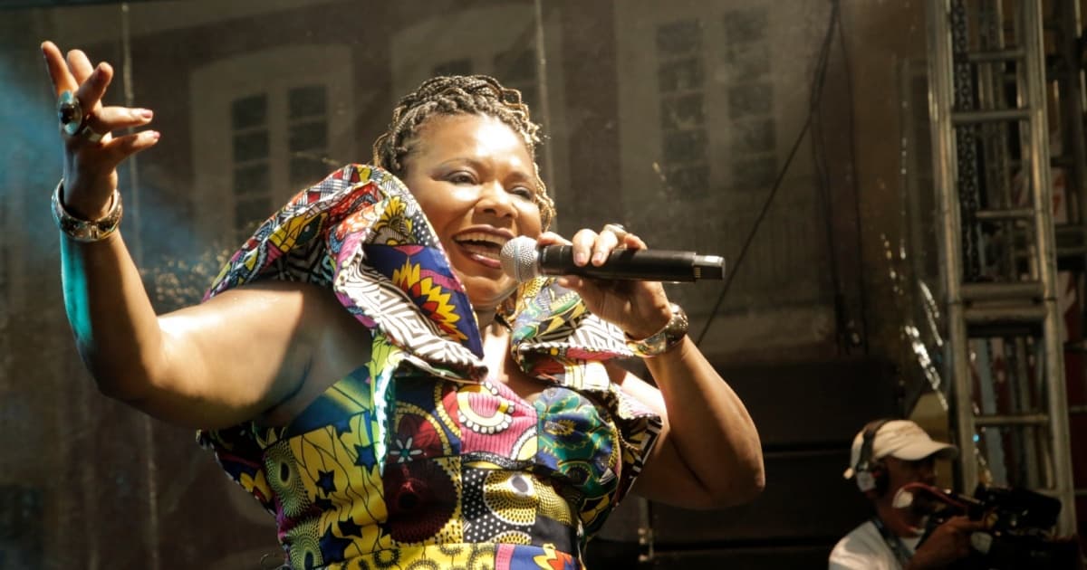 Em performance no Largo do Pelourinho, Margareth Menezes celebra democracia e cultura 