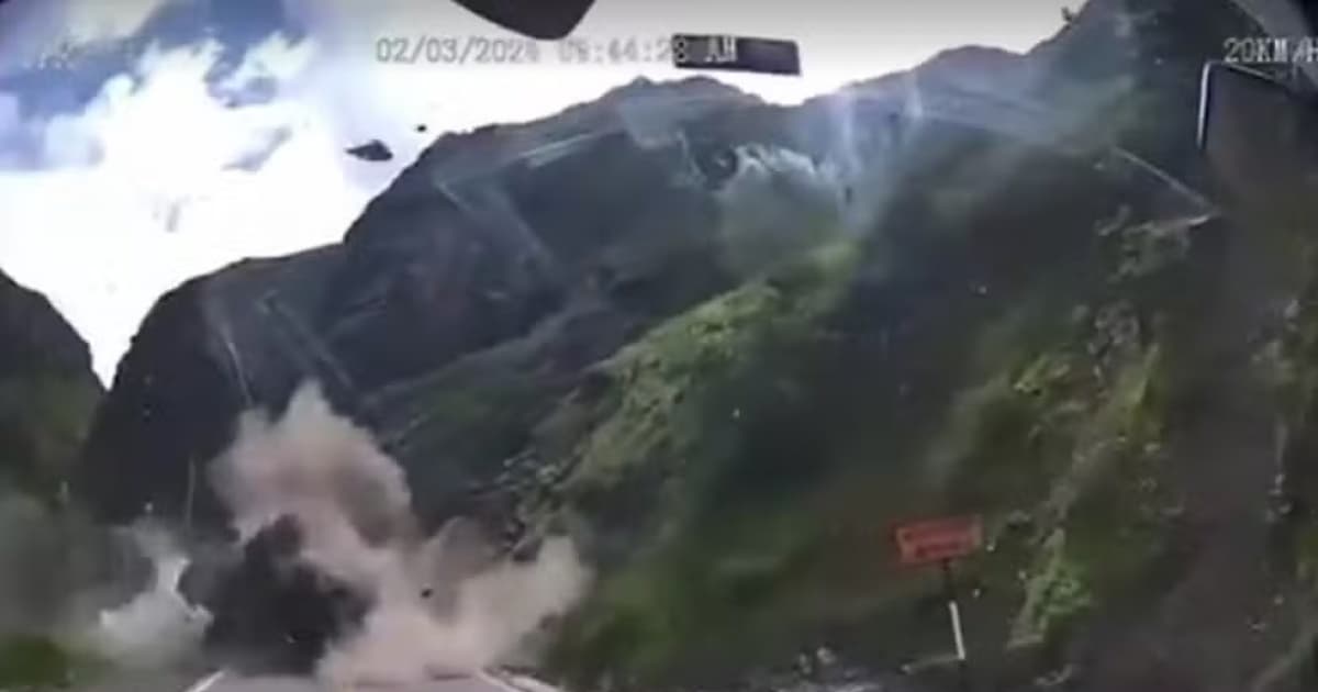 VÍDEO: Pedras esmagam caminhões em estrada no Peru após deslizarem de montanha 