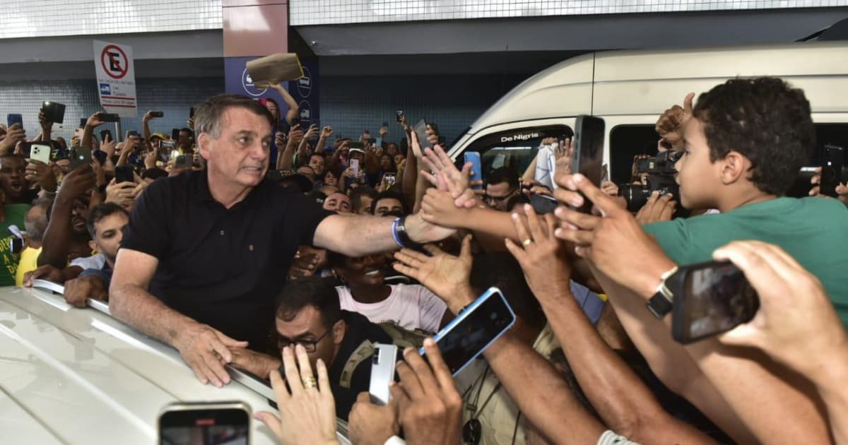 VÍDEO: Aos gritos de “mito” e “volta”, Bolsonaro é recebido por apoiadores no Aeroporto de Salvador 