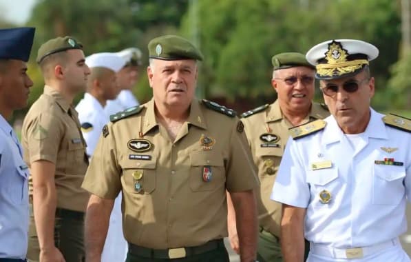 General do Exército ameaçou prender Bolsonaro caso seguisse ideia de golpe, diz ex-comandante da FAB