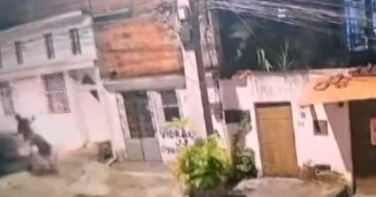VÍDEO: Carro invade passeio e atropela duas pessoas em bairro de Salvador