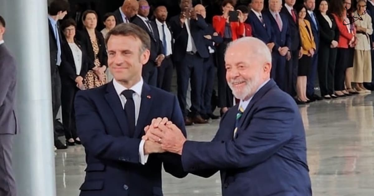 Macron é recebido por Lula e Janja no Palácio do Planalto ao som da Marselhesa