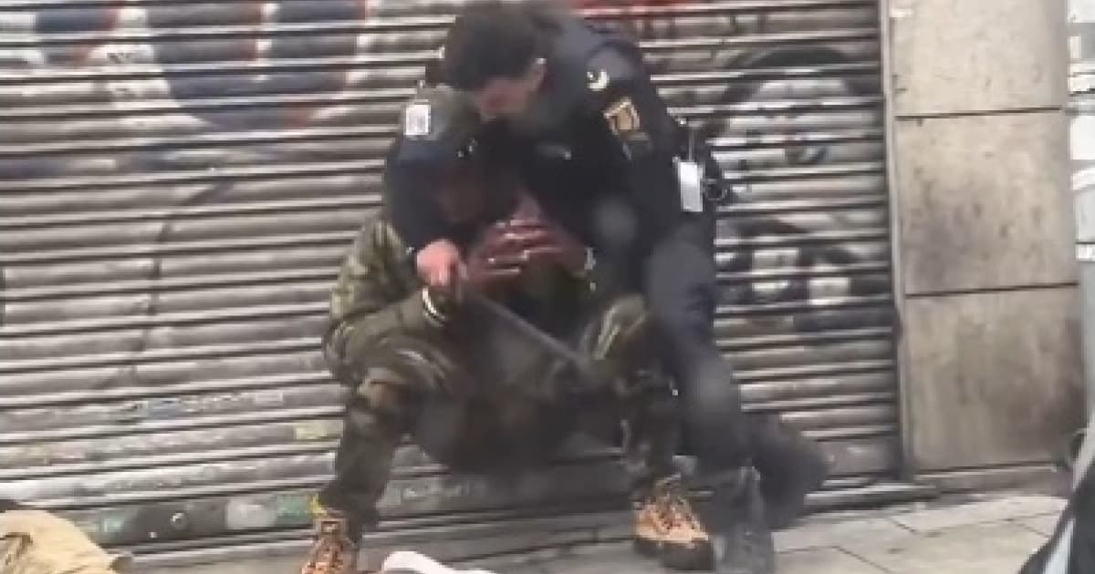 VÍDEO: Policiais são investigados após abordagem violenta contra imigrantes negros na Espanha
