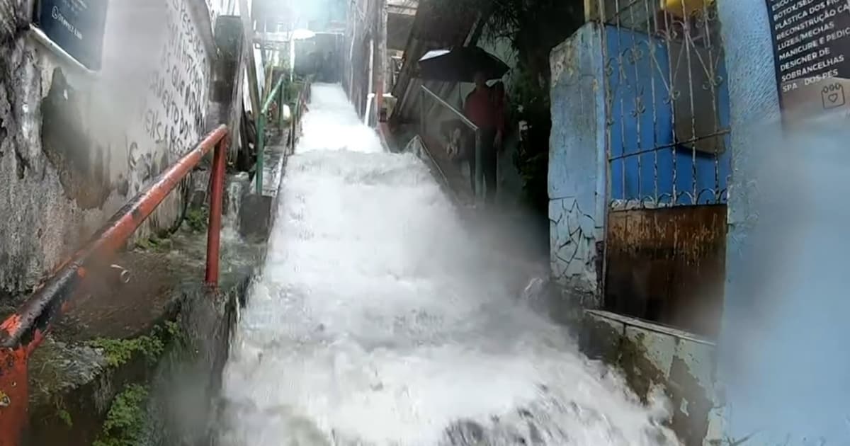 VÍDEO: Com volume de água da chuva, escadaria vira cachoeira na Avenida Vasco da Gama