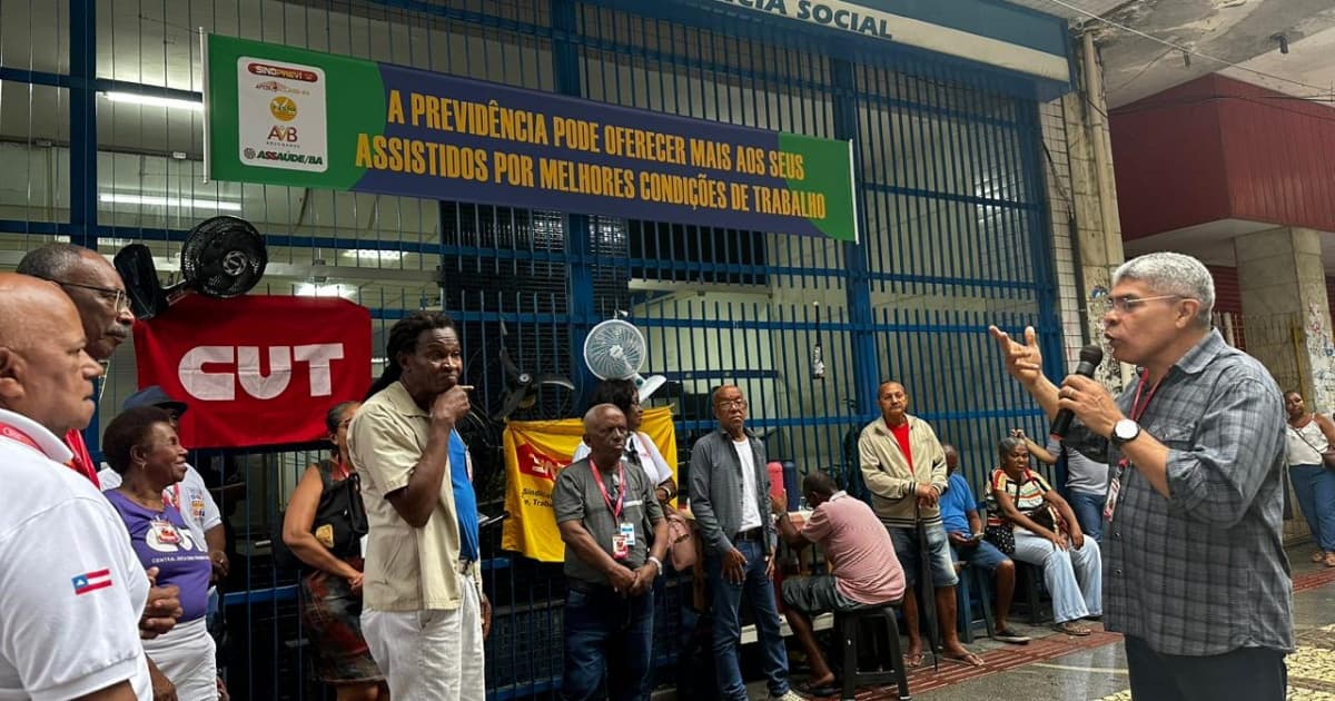 Servidores da Previdência de Salvador utilizam ventiladores durante protesto contra má condições no INSS 