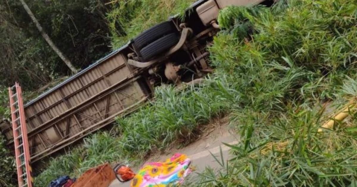 Ônibus tombado no interior de Minas Gerais deixa sete mortos