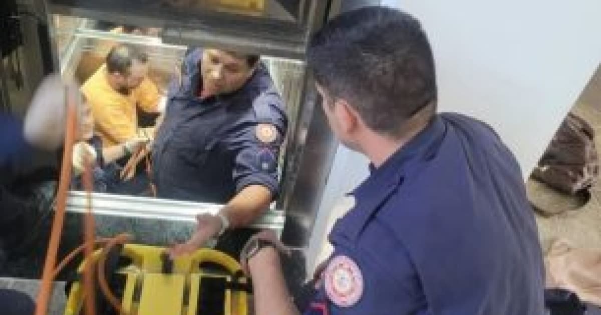Bombeiros resgatam pessoas feridas após queda de elevador no Rio Grande do Sul.