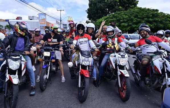 Thiago Aquino chega de mototáxi para comandar Arrastão na Micareta de Feira