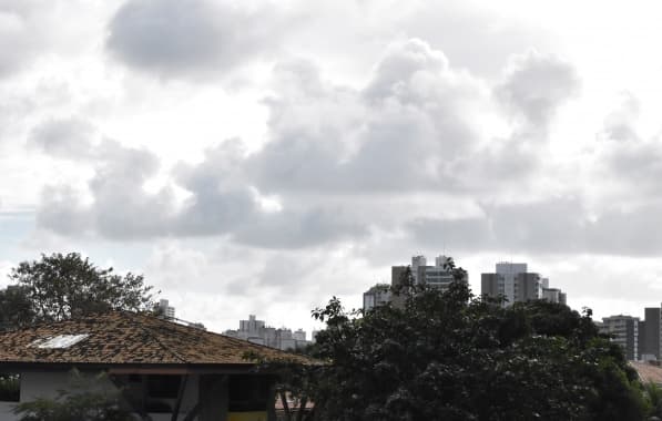 Tempo em Salvador deve ser de céu nublado com chuvas ao longo da semana