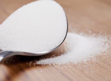 Estudo diz que açúcar causa mais pressão alta do que sal; saiba outros males