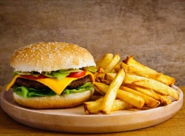 Dieta baseada em fast food elimina bactérias que protegem contra obesidade
