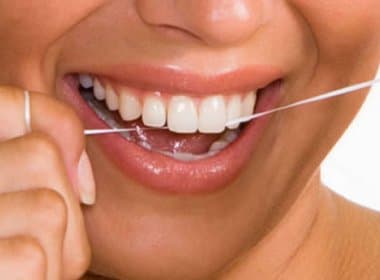 Limpeza sem fio dental pode causar sangramentos e inflamações na gengiva, diz especialista