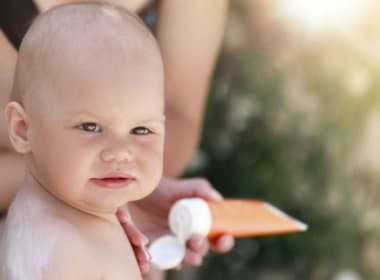 Especialista alerta que protetor solar não é indicado para bebês antes dos seis meses