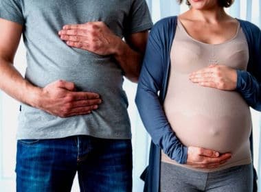 Pais ‘grávidos’ também podem ter cólica e outros sintomas durante gravidez da esposa