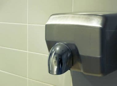 Secadores de banheiros assopram coliformes fecais nas mãos de usuários, diz estudo
