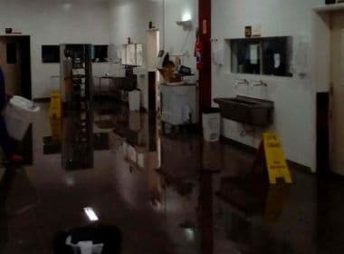 Hospital Roberto Santos interdita seis salas do centro cirúrgico devido a alagamento