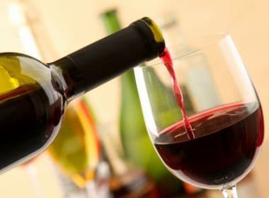 Beber apenas uma taça de vinho por dia aumenta o risco de morte, aponta estudo