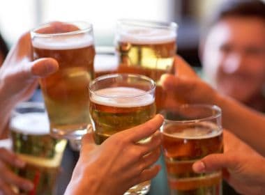 Consumo de álcool cai no Brasil, mas deve voltar a subir até 2025, afirma OMS