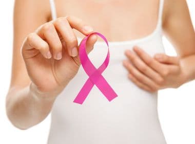 Cirurgiã oferece reconstrução de aréolas mamárias com pigmentação a vítimas de câncer