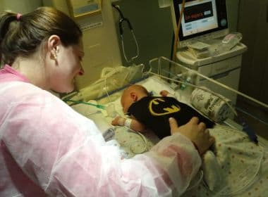 Para mostrar força de bebês em UTI, hospital veste crianças de super-heróis