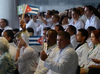 Médicos de Cuba começam a deixar Brasil nesta quinta, informa Opas
