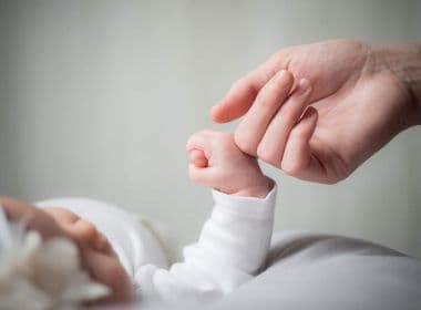 Carinho reduz sensação de dor em bebês, aponta estudo
