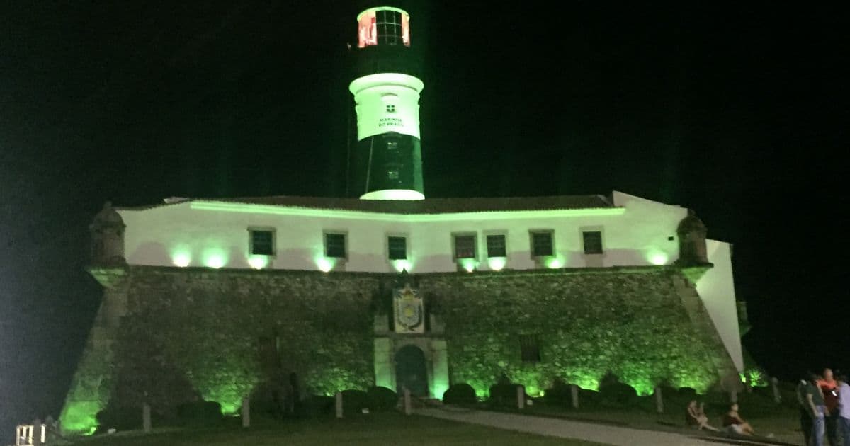  Farol da Barra ganha nova iluminação em homenagem ao Abril Verde