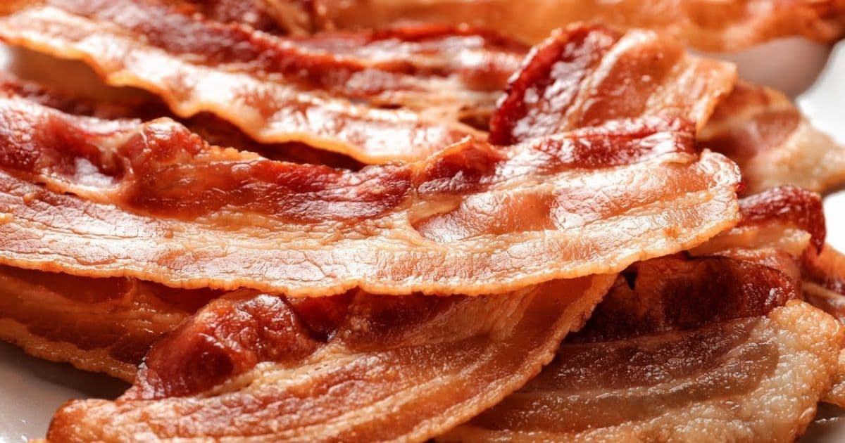 Pesquisa mostra ligação entre consumo de bacon e carne bovina e ocorrência de câncer
