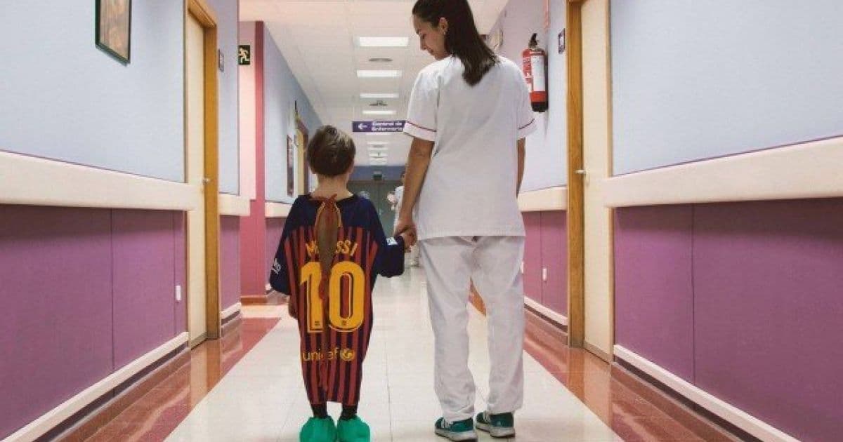 Hospital espanhol cria batas que imitam camisas de times de futebol para ala pediátrica