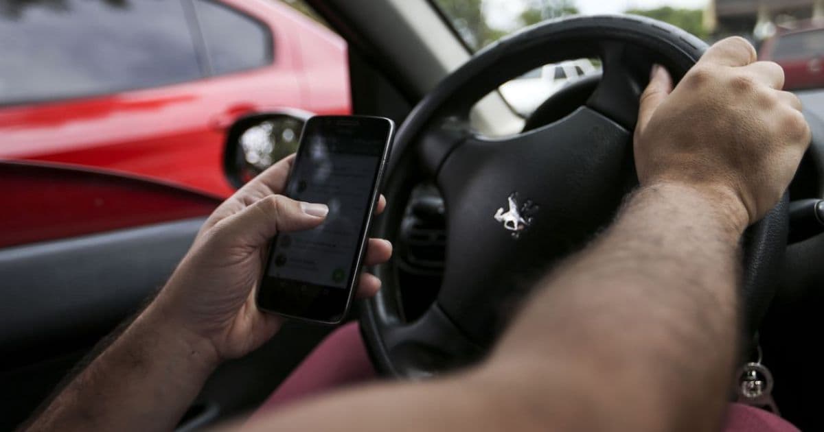 Pesquisa do Ministério da Saúde revela que um a cada cinco motoristas usam celular ao dirigir