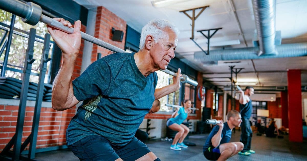 Pouca massa muscular em braços e pernas pode aumentar risco de morte em idosos