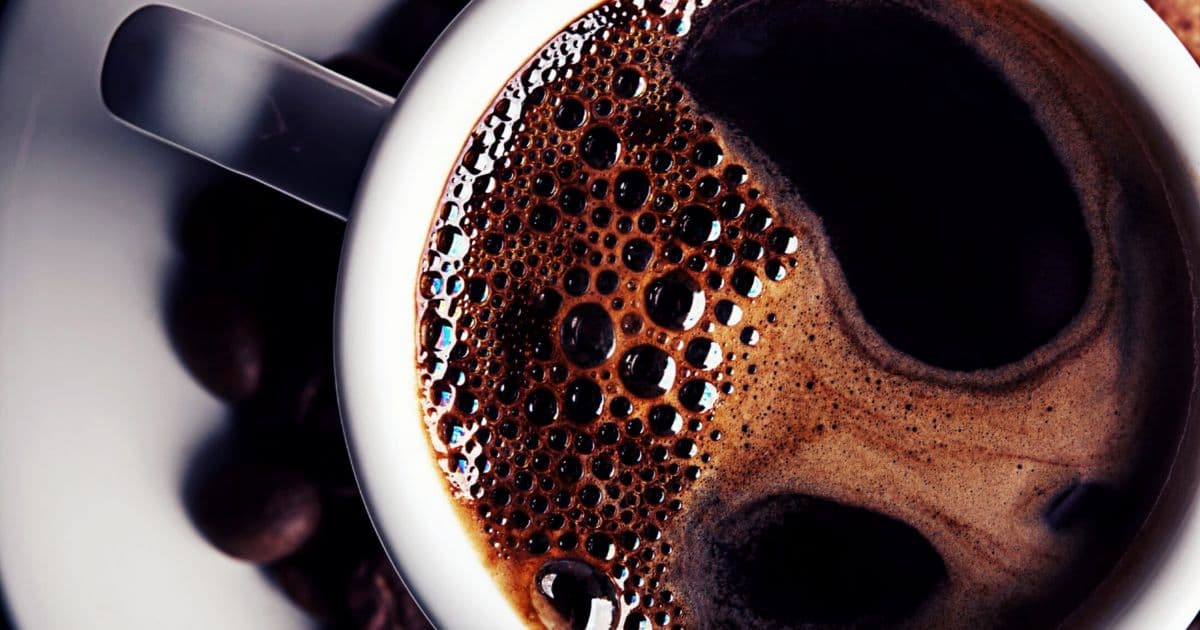 Tomar muito café aumenta chance de pressão alta em pessoas predispostas