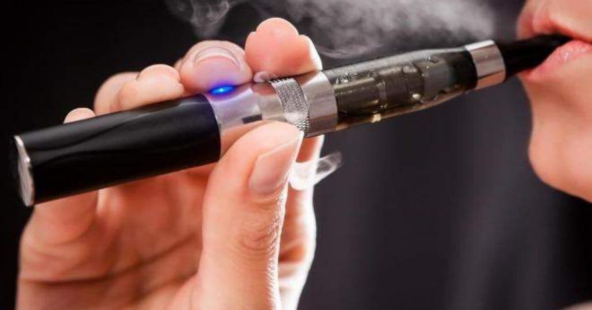 Michigan proíbe cigarro eletrônico com sabor para proteger jovens em emergência de saúde