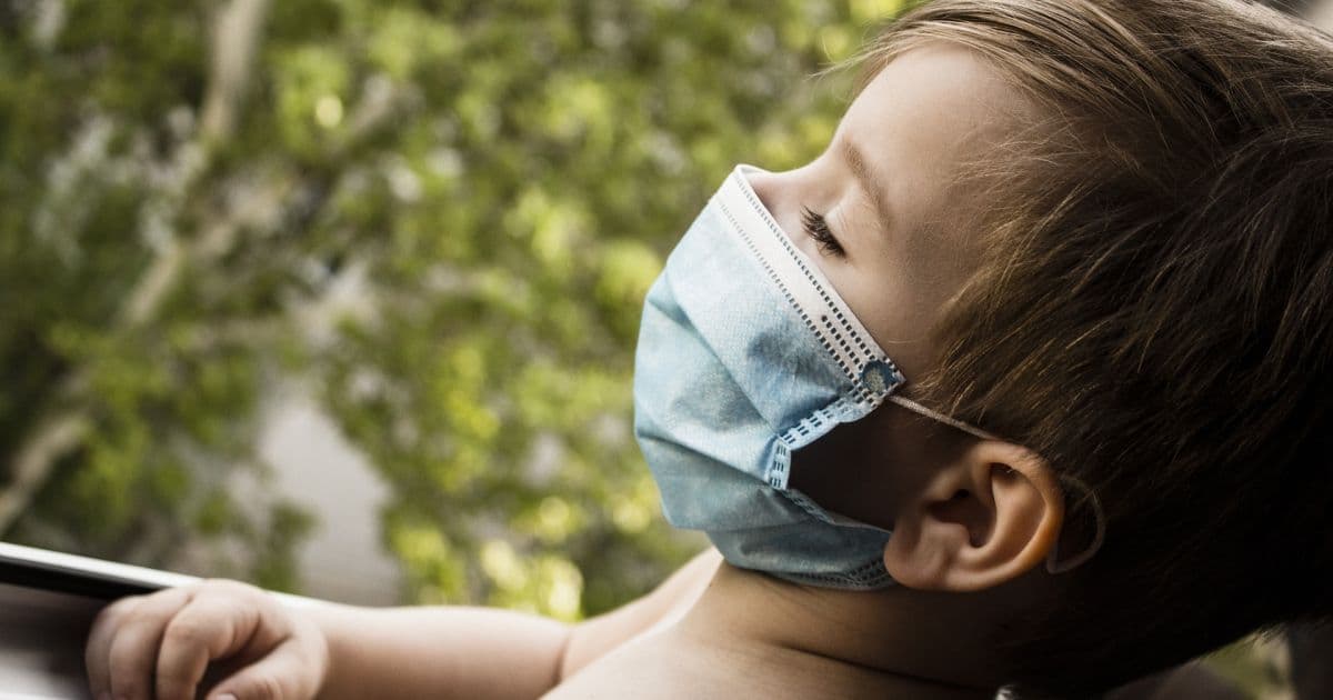 Pediatras consideram perigoso e fazem alerta sobre uso de máscaras em menores de 2 anos