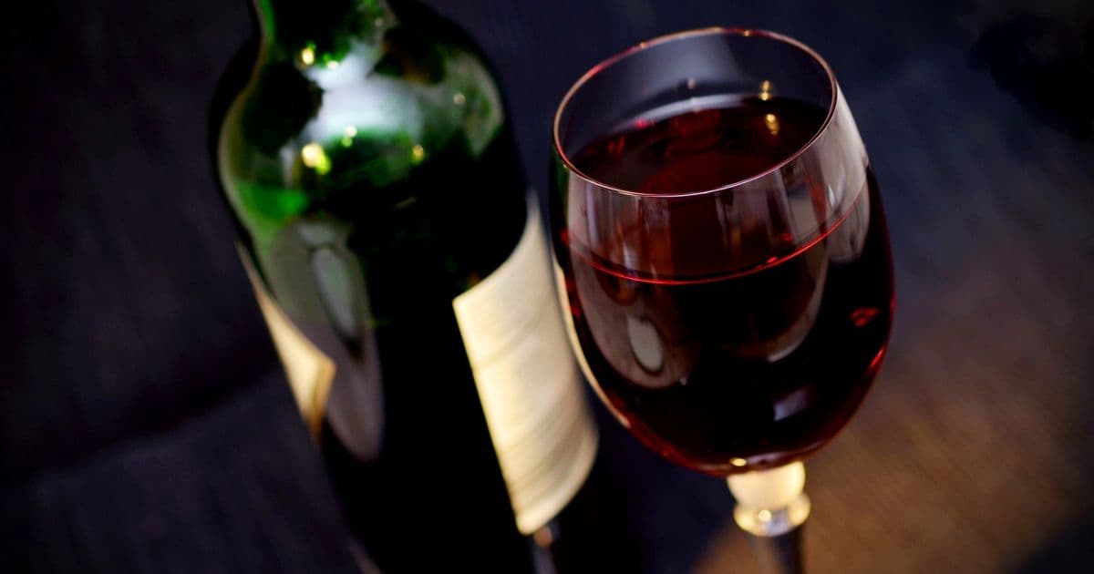 Consumo de bebidas alcoólicas e sintomas de depressão cresceram na pandemia, diz estudo