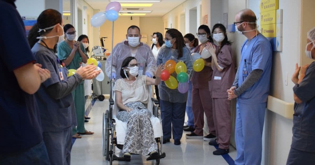 Mulher tem alta de hospital de câncer após um ano internada com leucemia  
