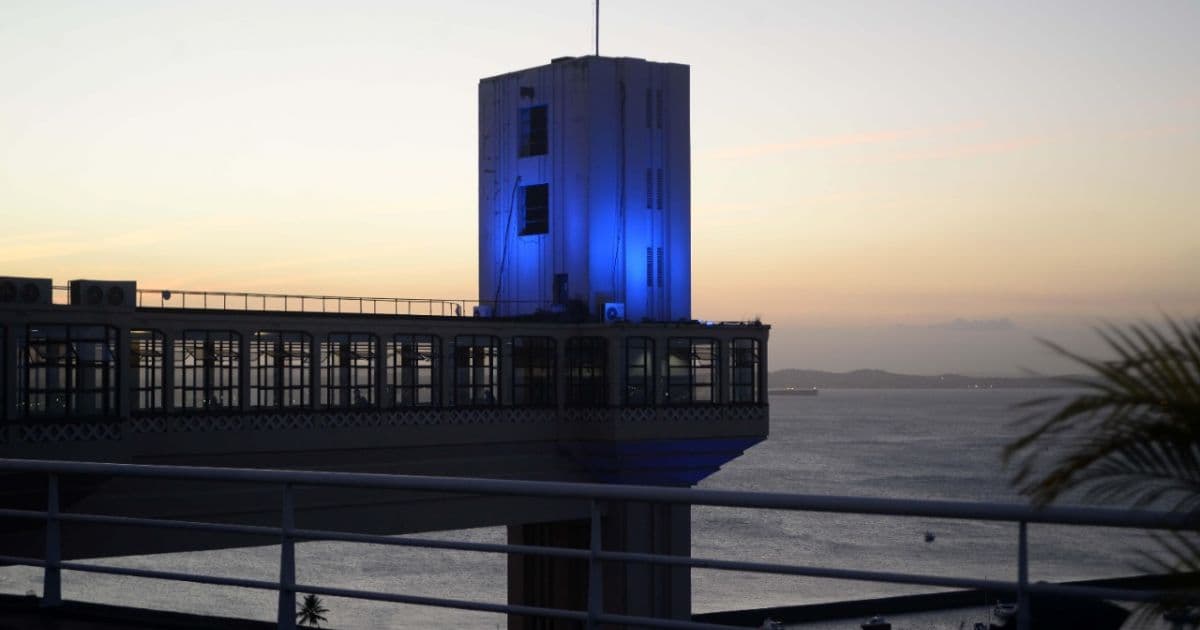 Novembro Azul: Campanha da prefeitura muda iluminação do Elevador Lacerda