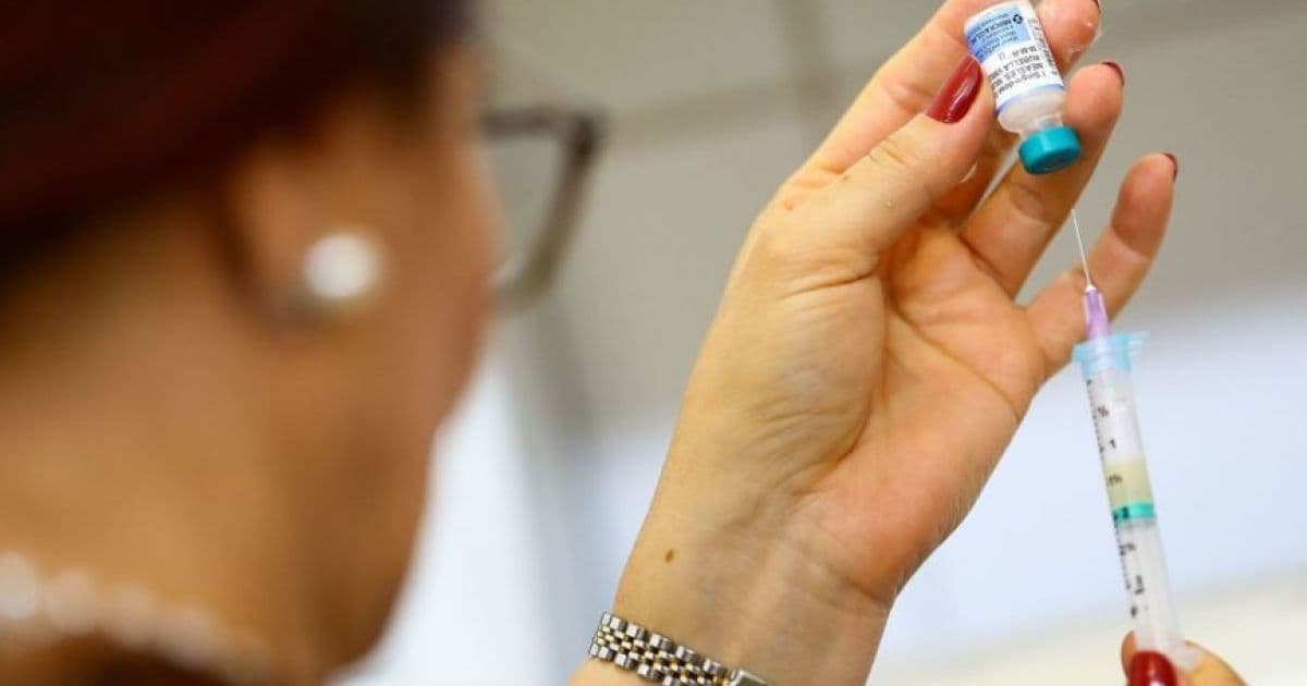 Vacina de Oxford mostra resultado seguro e 'forte resposta imune' em idosos, diz revista