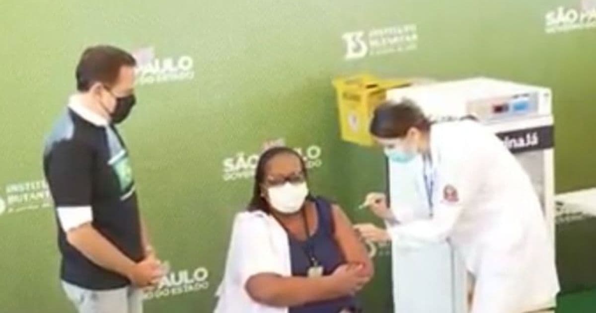 Enfermeira de São Paulo é 1ª vacinada contra Covid-19 no Brasil