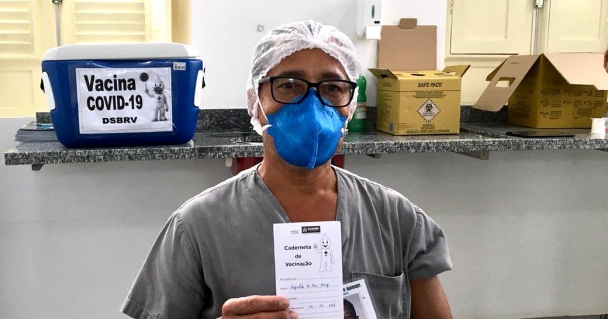 Funcionários do INTS são vacinados contra Covid-19 no Hospital Espanhol