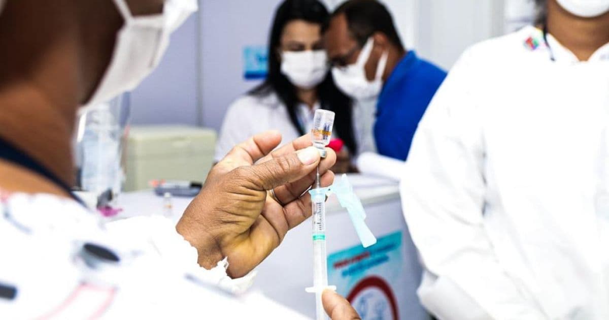 Drive-thrus iniciam vacinação contra a Covid-19 para trabalhadores da saúde