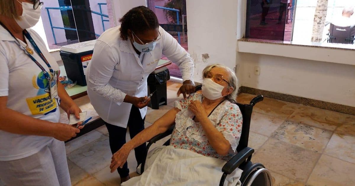 Segunda dose e vacinação em idosos a partir dos 83 anos começa nesta terça em Salvador