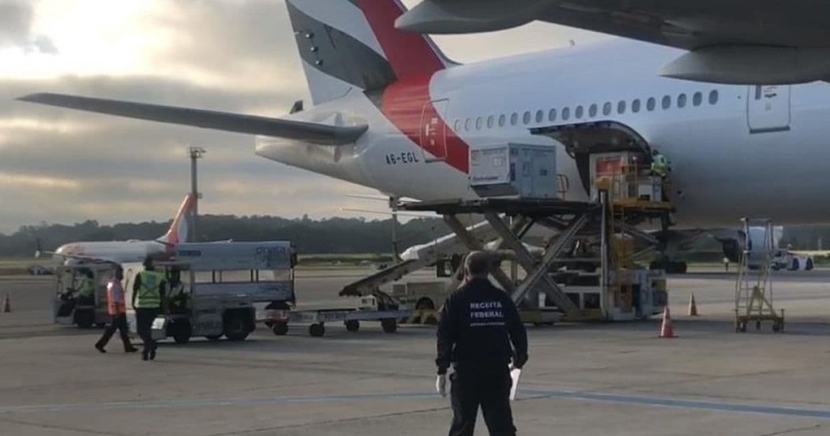 Avião com 2 milhões de doses da vacina de Oxford chega ao Brasil
