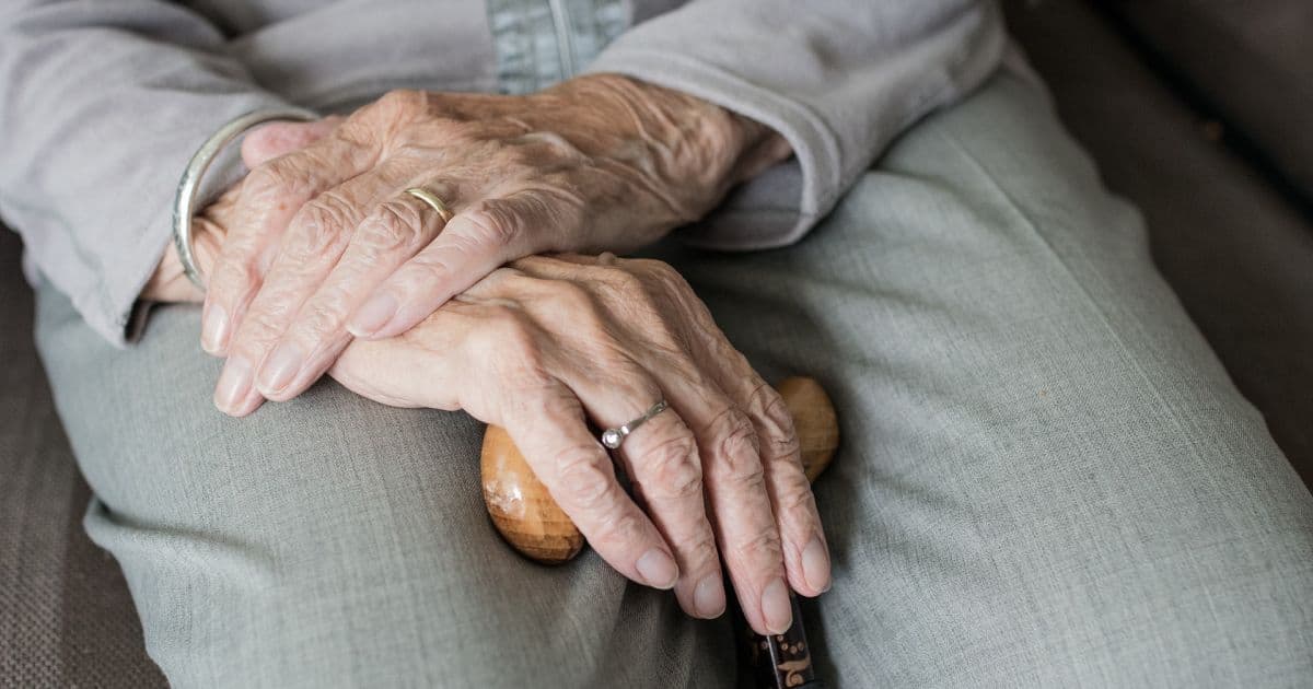 USP estuda por que há idosos que não têm sintomas enquanto jovens morrem de Covid