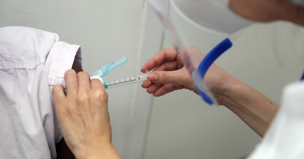 Salvador retoma vacinação de idosos contra Covid-19 e postos registram filas intensas