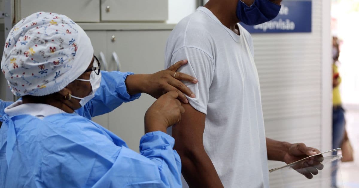 Pessoas com comorbidades a partir de 18 anos são vacinadas em Salvador nesta segunda
