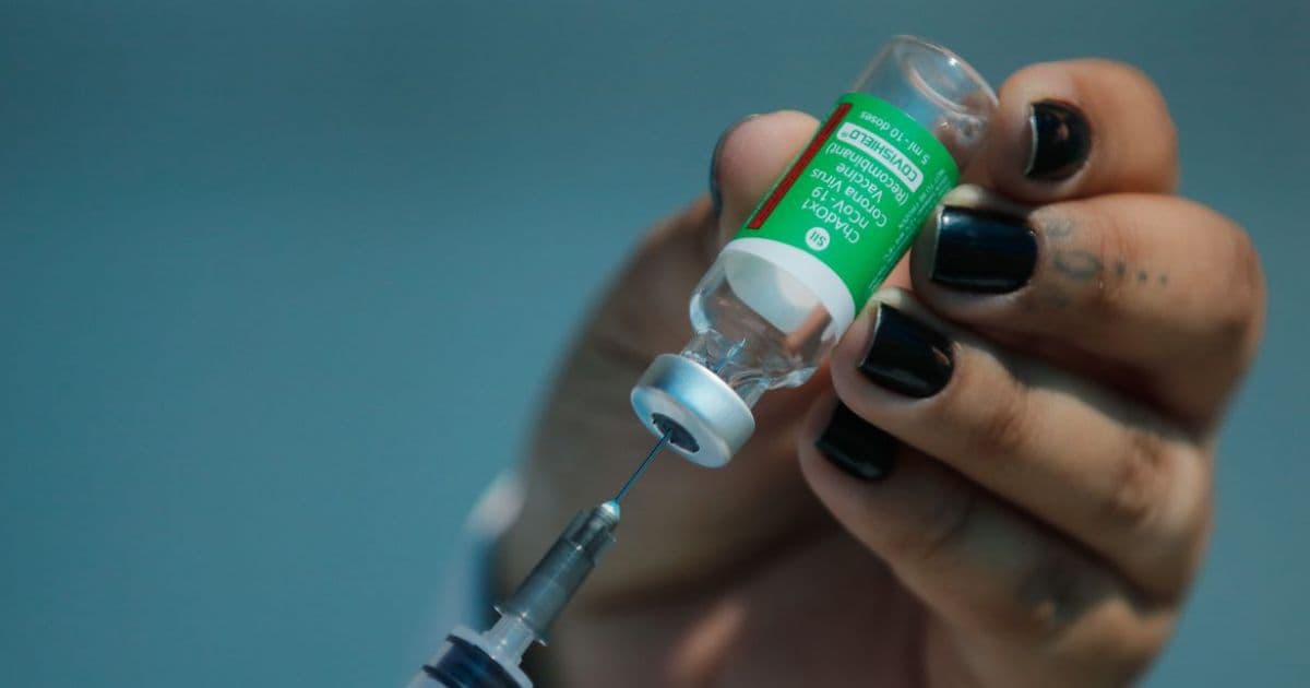Duas doses da vacina de Oxford protegem 93,6% conta morte, aponta estudo de SP