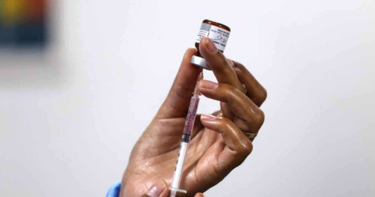 Pessoas com 34 anos ou mais são vacinadas contra a Covid-19 nesta sexta em Salvador